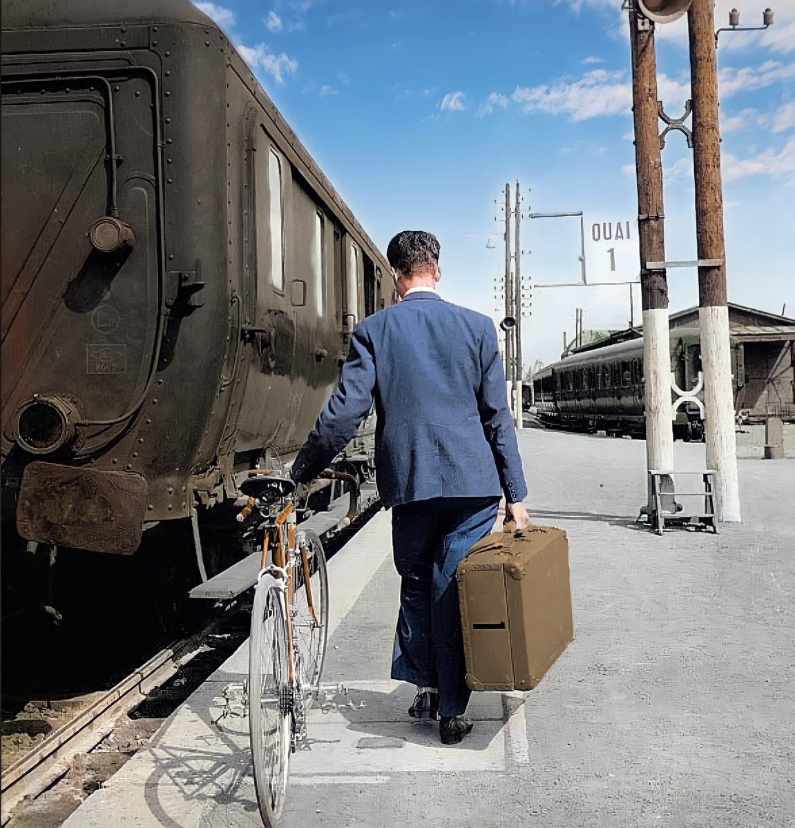davidguenel's tweet image. Federico Bahamontes s’apprête à prendre le train après son abandon du Tour 1960.