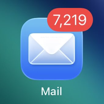 sondesix's tweet image. Not just the Camera app, Apple also tweaked the Mail and Photos app icons on the latest iOS 26 Beta.
Just a subtle difference though.
Left: iOS 26 Beta 3
Right: iOS 26 Beta 4