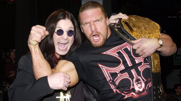 OldWrestlingPic's tweet photo. RIP heavy metal legend Ozzy Osbourne. He appeared at WrestleMania 2 in 1986, managing the British Bulldogs during their tag team title win. He was also a guest host on Monday Night Raw in 2009 and was inducted into the WWE Hall of Fame in 2021. 🎶🤘 https://t.co/zg62r0epBc