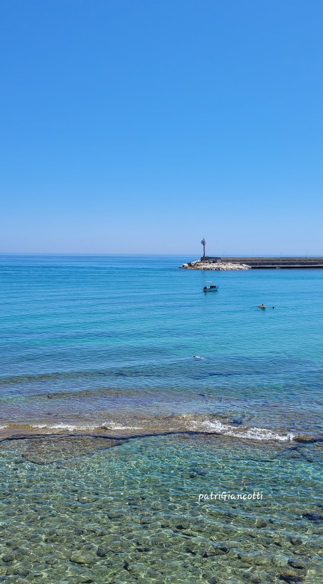 "La libertà ha il sapore dell'aria aperta e delle conversazioni leggere davanti al mare."

(Fabrizio Caramagna)

🌊🌊🌊🩵