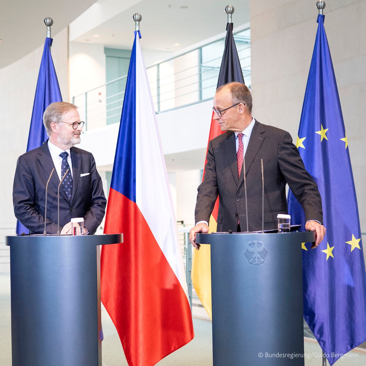 bundeskanzler's tweet photo. Die politische Lage an der Ostflanke der NATO bleibt extrem angespannt, aber Tschechien und Deutschland haben verstanden: Wir stärken die NATO. Wir stärken die Ukraine. Und wir erhöhen gemeinsam den Druck auf Russland.

Danke, dass wir so gute Beziehungen haben, lieber @P_Fiala. https://t.co/AbKln9WNKd
