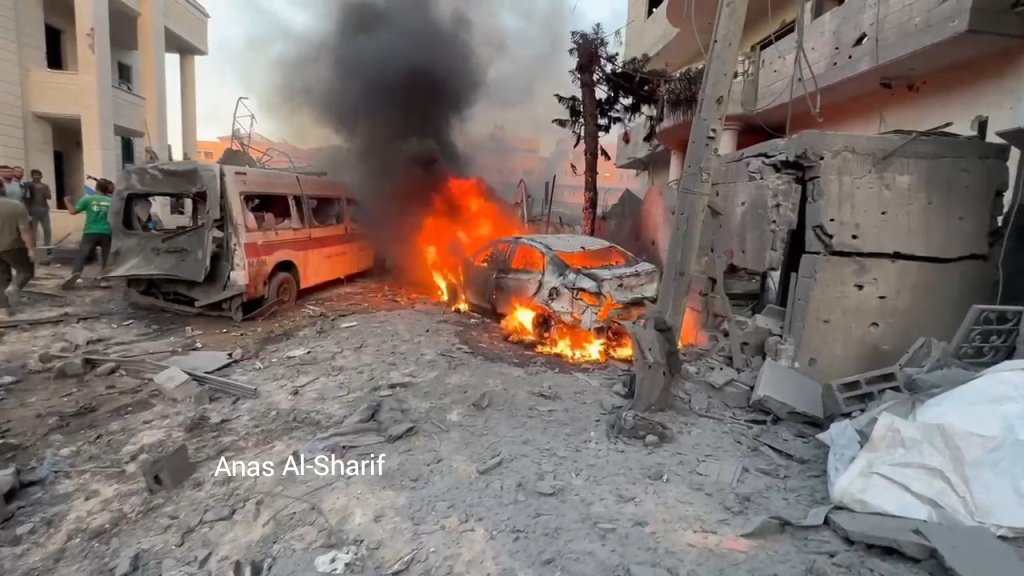 Palestine001_'s tweet image. Several paramedics were injured in an Israeli airstrike that targeted a house adjacent to a Palestinian Ministry of Health ambulance on Intelligence Street, northwest of Gaza City.