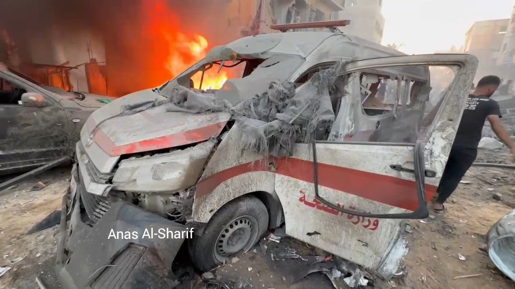 Palestine001_'s tweet image. Several paramedics were injured in an Israeli airstrike that targeted a house adjacent to a Palestinian Ministry of Health ambulance on Intelligence Street, northwest of Gaza City.