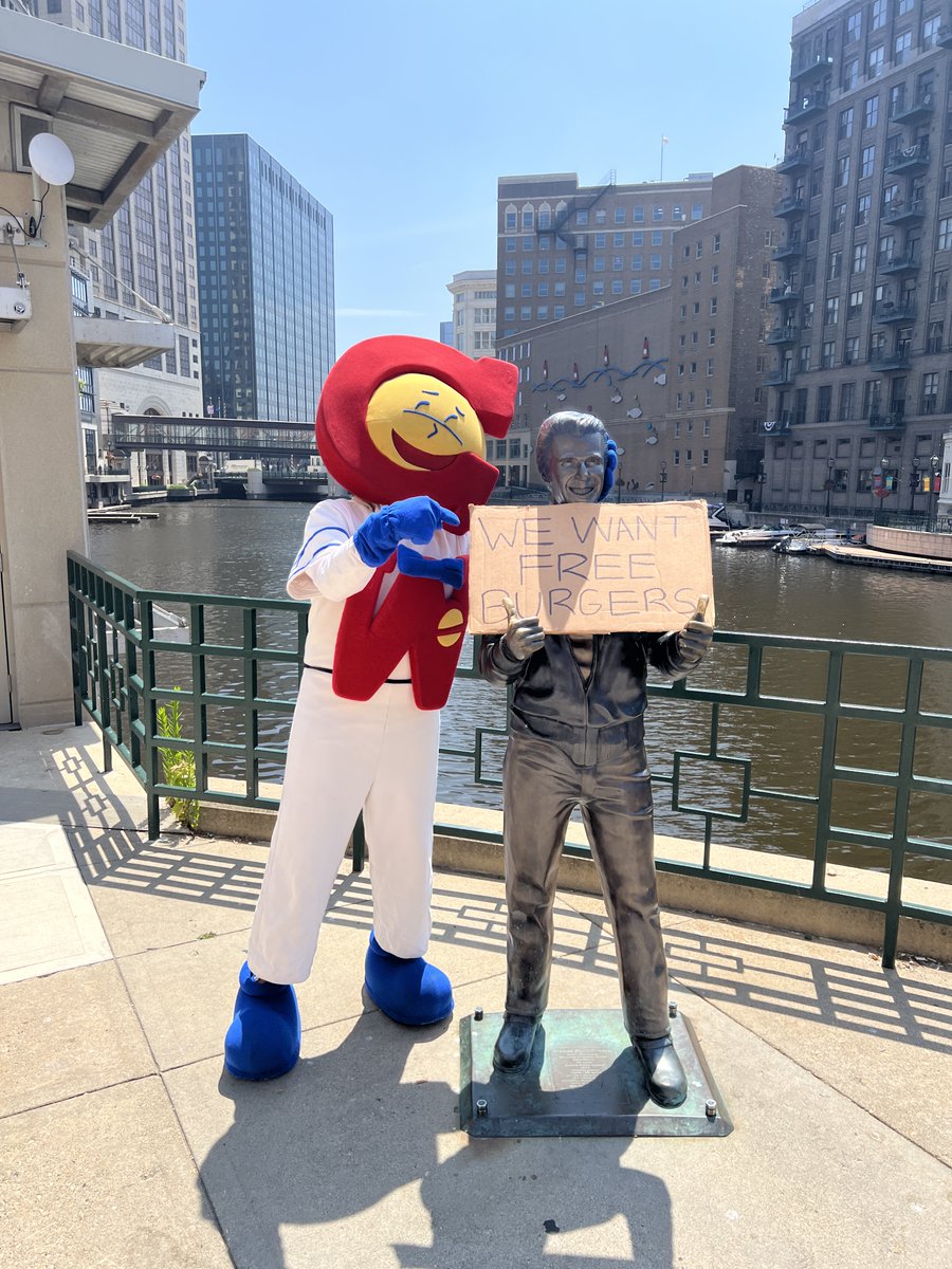 George_Webb's tweet image. We’re one win awayyyy! Are you as excited as we are?
#GeorgeWebb #12winstreak #FreeBurgers #Milwaukee