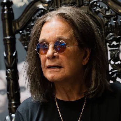 cafenews_'s tweet image. 🚨 FAMOSOS: O cantor Ozzy Osbourne, vocalista do Black Sabbath e pioneiro do heavy metal, faleceu aos 76 anos.