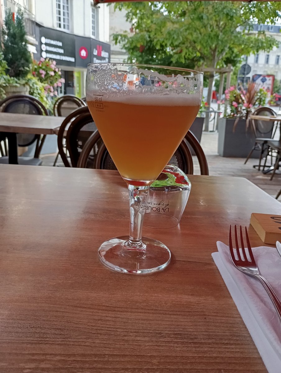 LagorioValentin's tweet image. Ils sont assis, dans leur cuisine, autour de leur table où ils ont l'habitude de prendre un petit-déjeuner avec du pain de mie Harrys bourré d'additifs, des céréales venues de l'autre rive de l'Atlantique... et signent une pétition contre un phytosanitaire qu'on utilise pour…