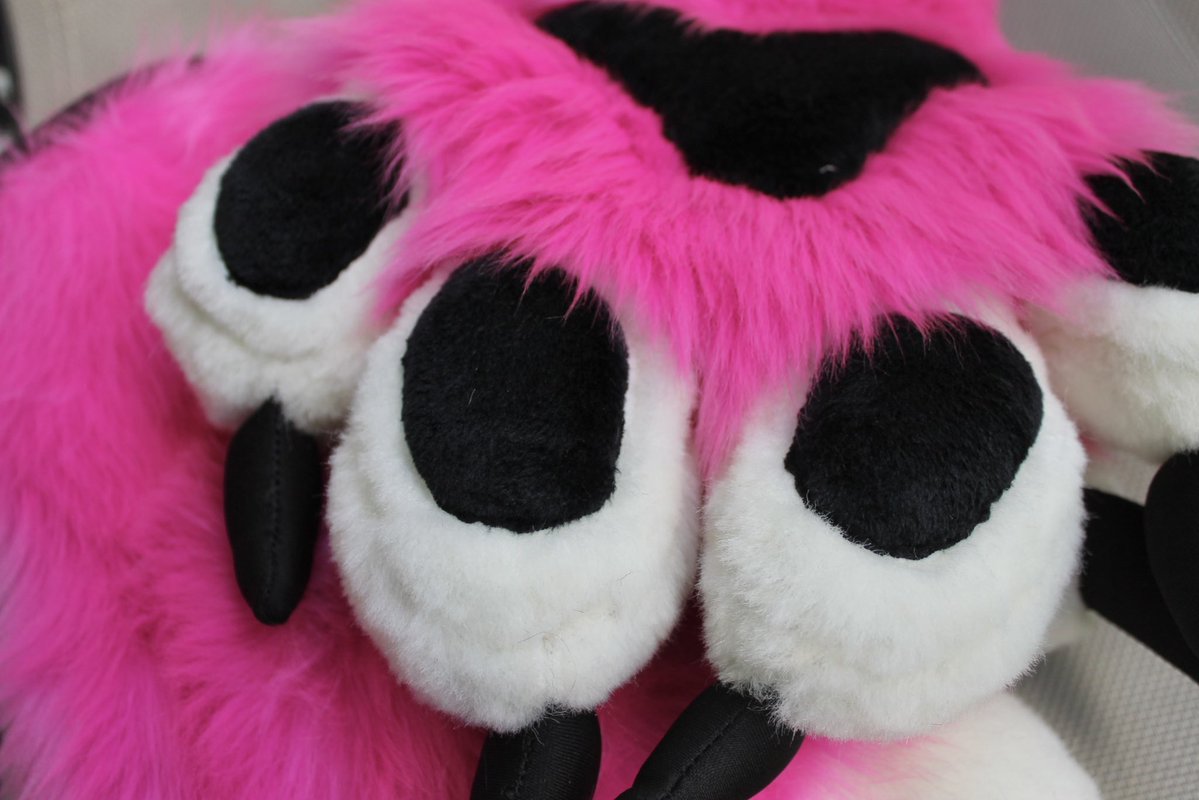 anarchywo1f's tweet image. Fursuit hand paws for a client! πβ¨πΎ Puffy paw sewing pattern by @kloofsuits