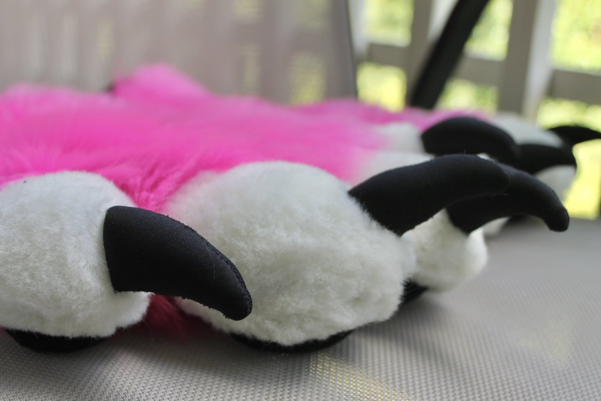 anarchywo1f's tweet image. Fursuit hand paws for a client! πβ¨πΎ Puffy paw sewing pattern by @kloofsuits