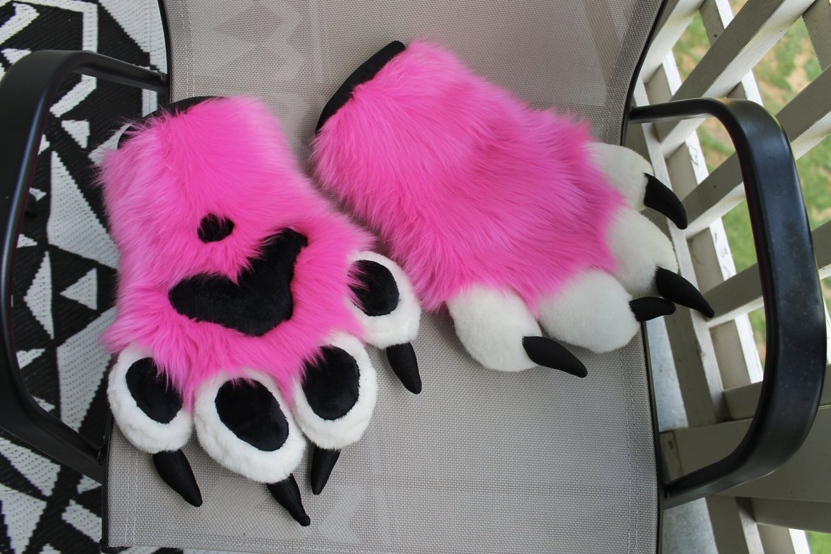 anarchywo1f's tweet image. Fursuit hand paws for a client! πβ¨πΎ Puffy paw sewing pattern by @kloofsuits