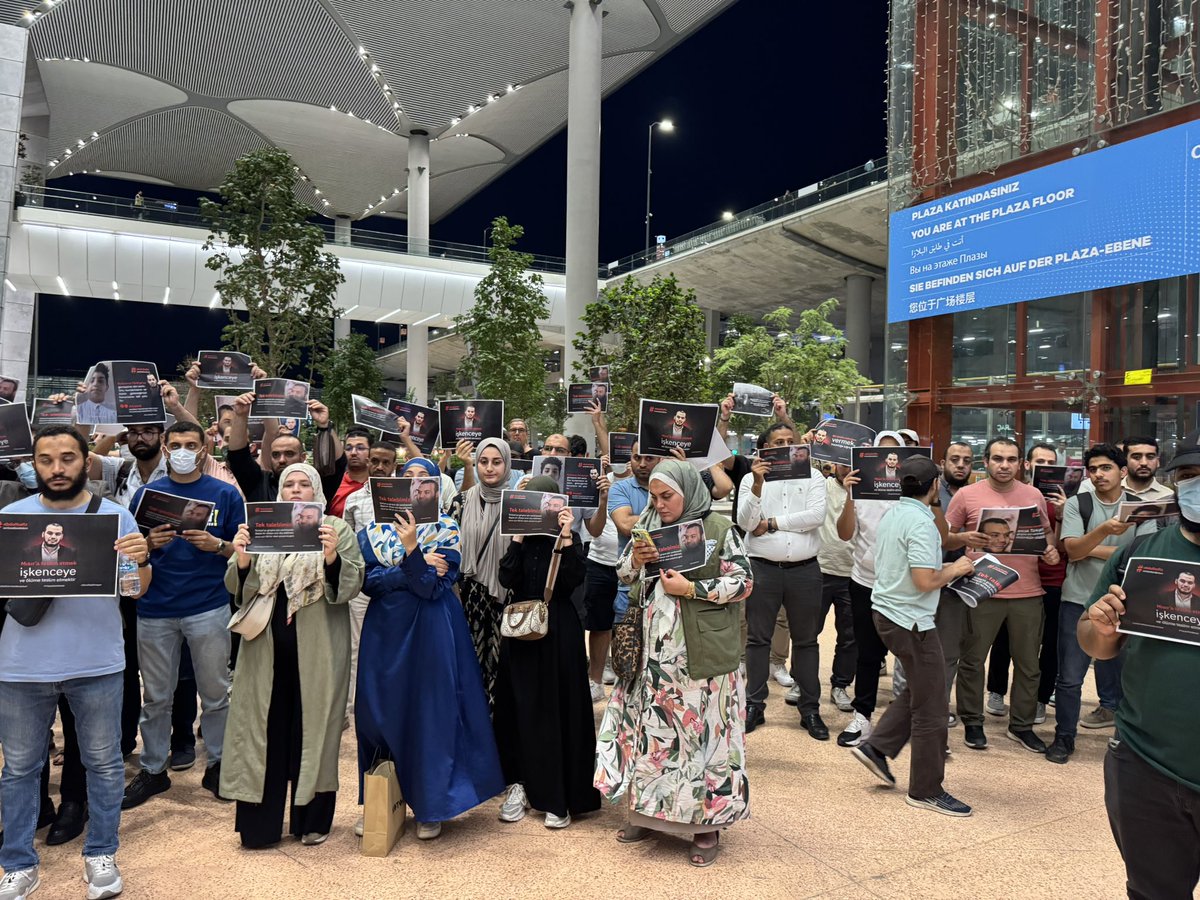 openrefah's tweet image. İstanbul Havalimanı önünden sesleniyoruz: Muhammed Abdurrahfiz hocanın Mısır’a sınır dışı edilmemesini talep ediyoruz.
#Muhammed_Abduelhafiz serberst bırakılsın
HAYAT TEHLİKESİ VAR Mısıra göndermeyin !