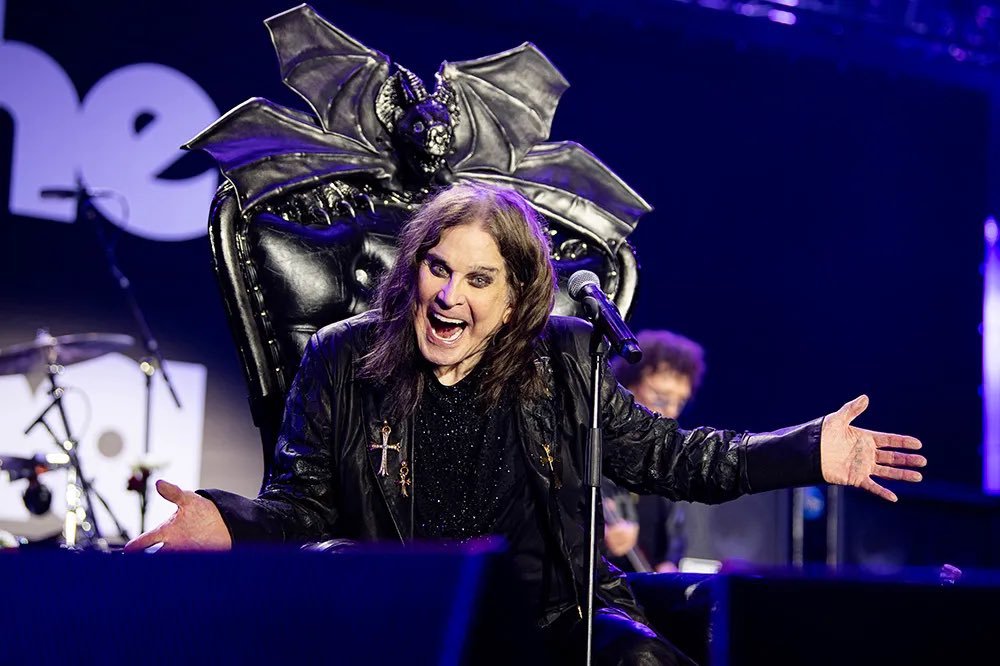 LazaPLAYS's tweet photo. DEP Ozzy Osbourne, Príncipe de las Tinieblas 🦇🌹

Y pensar que a principios de este mes actuó con Black Sabbath en un concierto de despedida sentado en un trono por culpa del Parkinson. https://t.co/Zv7qwp1sFF