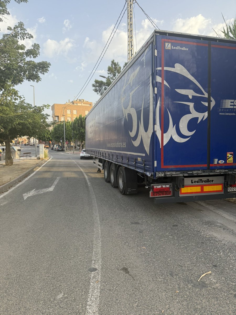 Apuestasmil1's tweet photo. @MurciaPolicia una semana lleva un camión aparcado en medio de un carril en la entrada de Patiño. Y no es la primera vez que lo deja ahí. ¿Esto es la ciudad sin ley y no se multa a nadie?

@GinesRuizMacia @AytoMurcia https://t.co/1EJulIuXCM