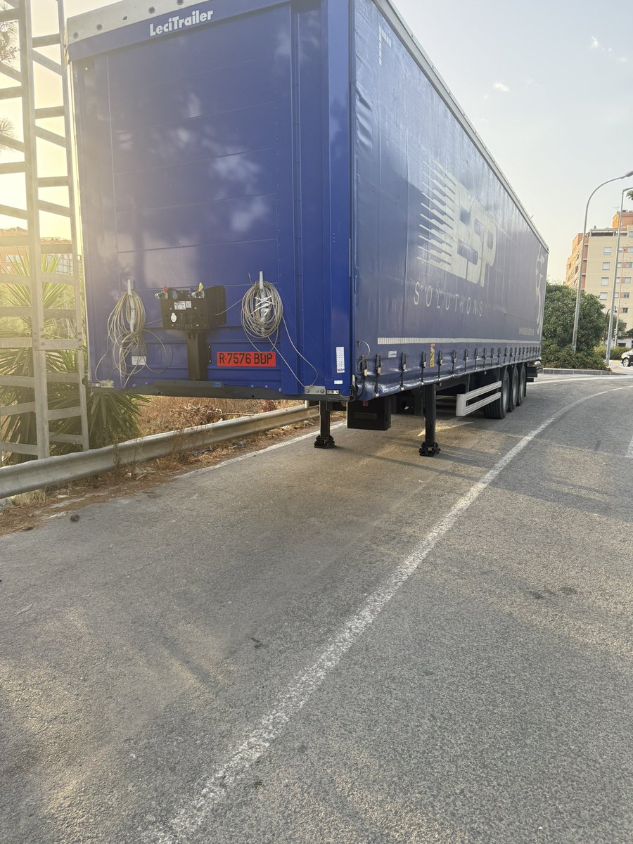 Apuestasmil1's tweet photo. @MurciaPolicia una semana lleva un camión aparcado en medio de un carril en la entrada de Patiño. Y no es la primera vez que lo deja ahí. ¿Esto es la ciudad sin ley y no se multa a nadie?

@GinesRuizMacia @AytoMurcia https://t.co/1EJulIuXCM