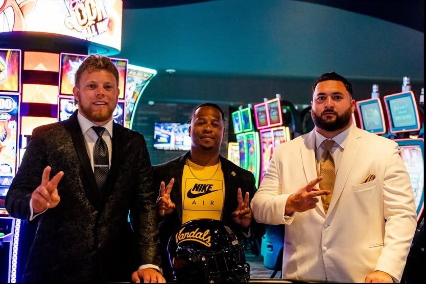 Thomas Ford Jr (@coachtford) on Twitter photo What a great time to be a Vandal‼️ <a href="/BigSkyConf/">Big Sky Conference</a> KickOff was a blast! From the HOF banquet, Head Coaches meetings, and Media Day everything was A-1!!! There is no doubt why this is the best conference in all of FCS💯 #GoVandals #VzUp✌️⬆️ What a great time to be a Vandal‼️ <a href="/BigSkyConf/">Big Sky Conference</a> KickOff was a blast! From the HOF banquet, Head Coaches meetings, and Media Day everything was A-1!!! There is no doubt why this is the best conference in all of FCS💯 #GoVandals #VzUp✌️⬆️