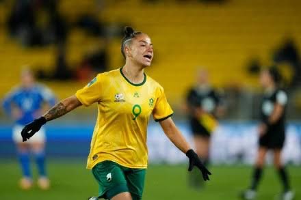 Mohlaodi7's tweet image. Speedy recovery to Gabriela Salgado. I love the spirit of us. She even got a standing ovation. Unlike men. Men are so evil. "Nigeria ", "Kenny Kunene", "Banyana", "Dj Sumbody", "Molefe", "Salgado"