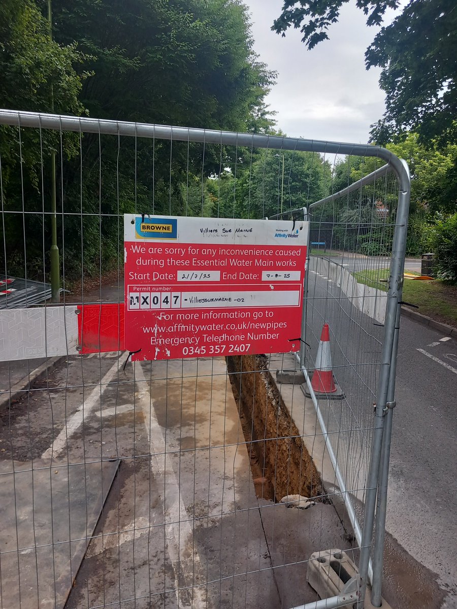 The 3 way traffic lights on Villiers Sur Marne #thorley #bishopsstortford have the lights turned off (thanks to two teenagers, who I saw do it!) I have reported the issue to <a href="/AffinityWater/">Affinity Water 🦆</a> who said they will send the contractors out to switch them back on. 
So please take care.