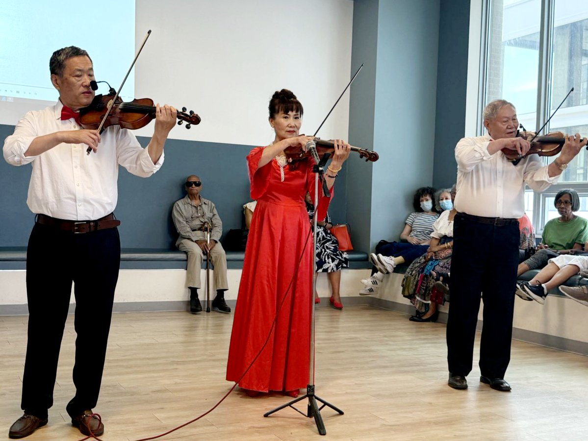 NYCAging's tweet image. Last week, older adults from Essex Crossing lit up the stage at #TalentisTimeless2025 with dazzling dance, soulful music, and powerful vocals. Congratulations to all the performers, and cheers to our finalists heading to the citywide showdown! 💃🎶👑 #NYCAging
