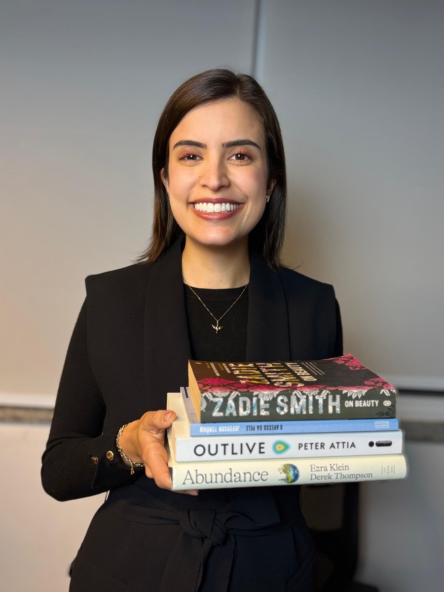 tabataamaralsp's tweet image. Quase esqueço de contar o que andei lendo por aqui, e foi só livro 10/10! 😁
📌 On Beauty – Zadie Smith
📌 O Avesso da Pele – Jeferson Tenório
📌 Outlive – Peter Attia
📌 Abundance – Ezra Klein & Derek Thompson
Mas agora quero a ajuda de vocês: qual livro eu PRECISO ler ainda…