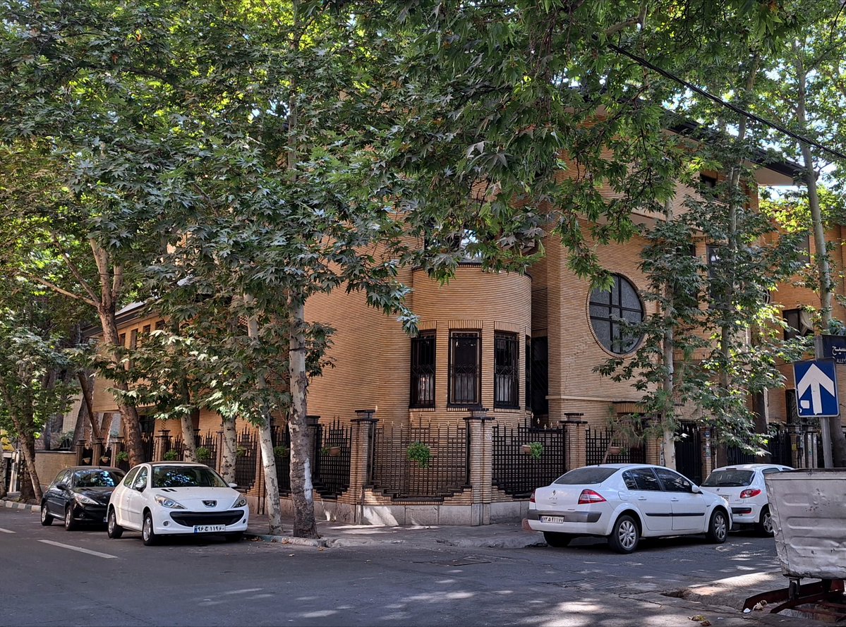 Ehsanrostamipor's tweet image. تجدید دیدار با یکی از خوبهای دروس
پرسهزنی، تهران، تابستان ۰۴