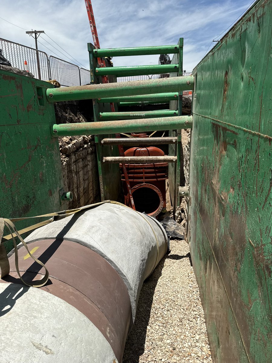 TeamGumball5's tweet photo. The Austin boys gettin’er done @Douglasm1986. Relocating a 48” Transmission Main & Gate Valve on a potable water line used to fill a reservoir that services NW Austin. Our Austin Super is a damn good one. #ConstructionPorm #WeLayPipe #Infrastructure https://t.co/lv0nA7nImS