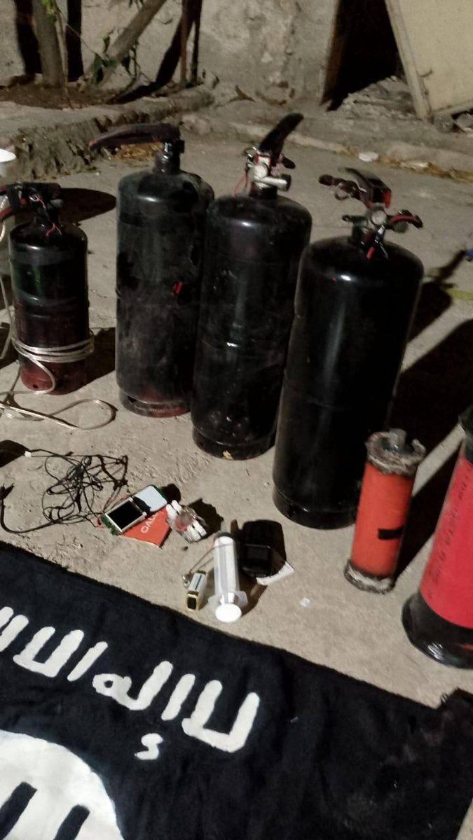 ClashReporttr's tweet image. Filistin’in Nablus kentinde güvenlik güçleri bir depoya baskın düzenleyerek DEAŞ bağlantılı bir hücreyi çökertti ve büyük miktarda patlayıcı ele geçirdi.