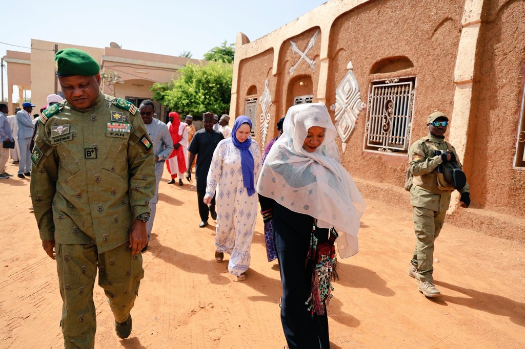 Ravie d’être passée dans la région de #Tahoua. 
🤝 Ma visite de courtoisie au Gouverneur et au Chef de Canton a permis de réaffirmer l'engagement du @PNUDNiger aux côtés des autorités et des communautés pour un développement durable, inclusif et ancré dans les priorités locales.