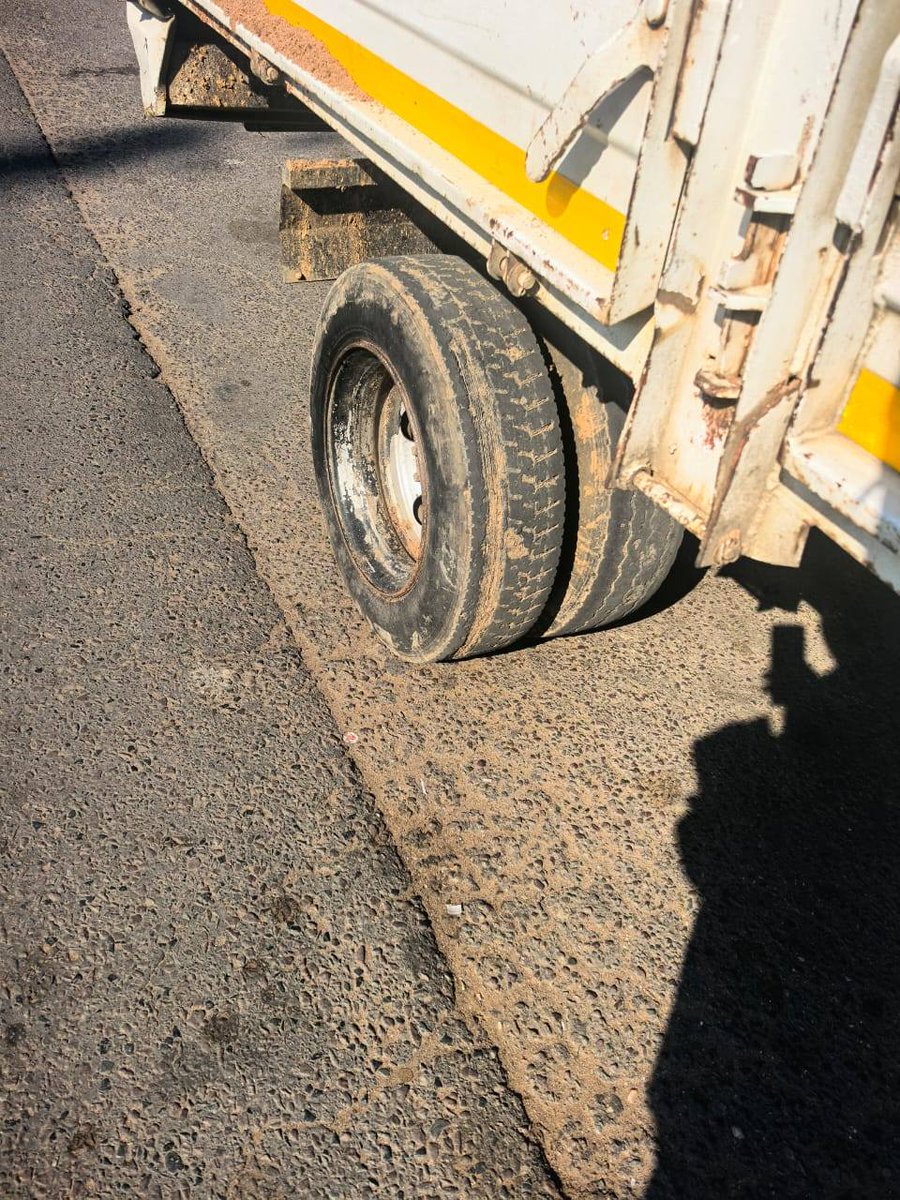 _ArriveAlive's tweet image. High-impact enforcement operation along the M35 Sbu Magwanyane Drive, near Philani Mall in Umlazi.
tinyurl.com/2dgzcr7a
#ArriveAlive #Roadworthiness @DBNMetroPolice