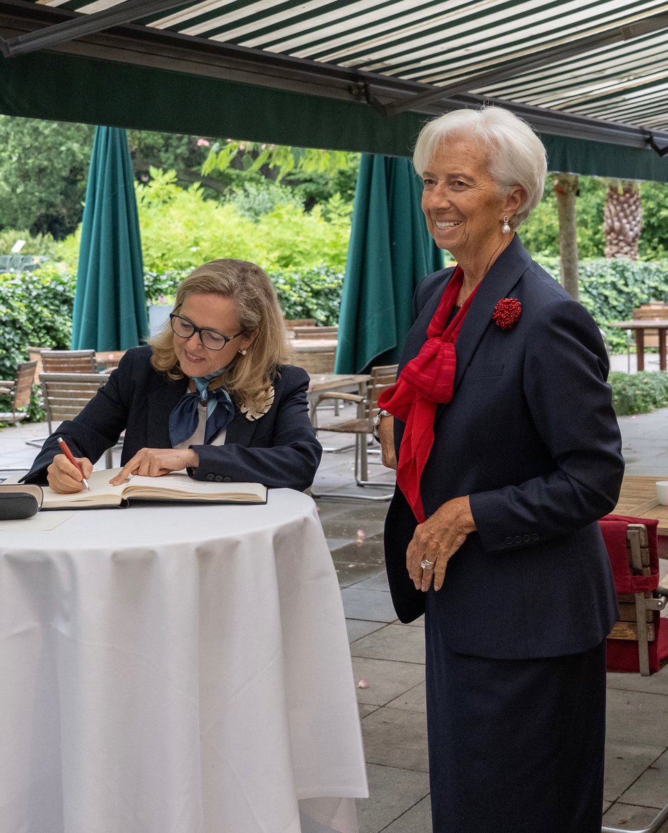Lagarde's tweet image. Very pleased to have @EIB President Nadia Calviño with us this evening.
She'll join Governing Council members for an informal dinner discussion on Europe's economy.