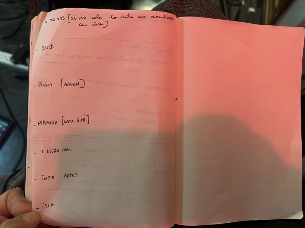 lara91k's tweet image. No es la última última