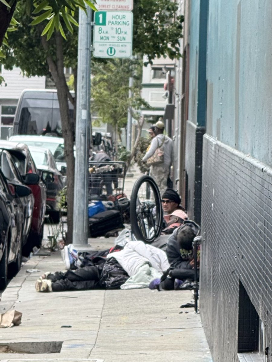 rdlickman's tweet image. Encampment blocking the entire sidewalk on on Harriet at Howard @SF311