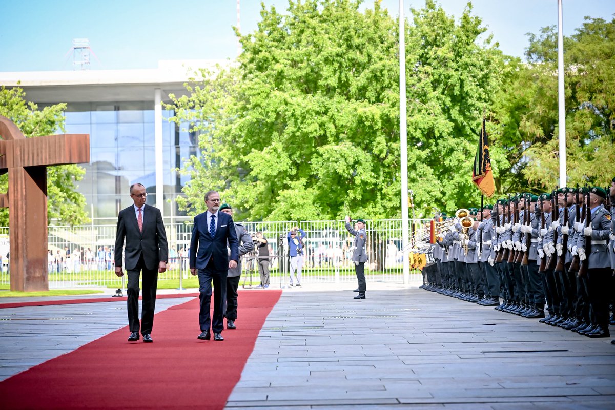 P_Fiala's tweet image. Naše vztahy s Německem jsou pevnější než kdy dřív. 🇨🇿🤝🏻🇩🇪
Jsou založeny na důvěře, otevřeném dialogu a společném zájmu o stabilní a prosperující Evropu. S kancléřem @_FriedrichMerz jsme v Berlíně jednali o výstavbě Krušnohorského tunelu, který je součástí vysokorychlostního…