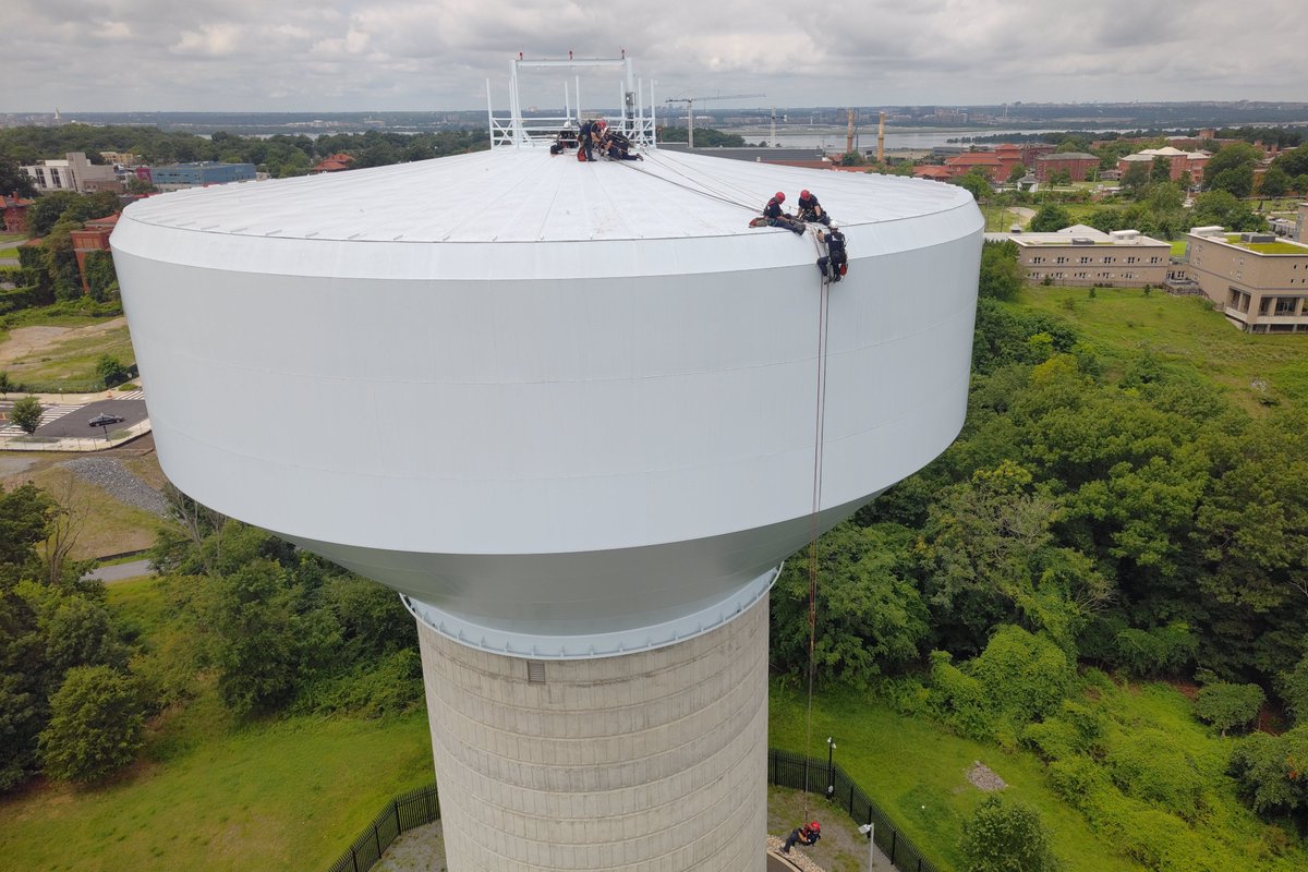 dcwater's tweet image. We recently teamed up w/ @dcfireems for high-angle rescue drills at our St. Elizabeth’s Tank. Crews practiced rope rescues to remove people from hard-to-access spots like tanks, buildings, & construction zones. Training that protects lives—on the ground and above it. 💪 #DCWater