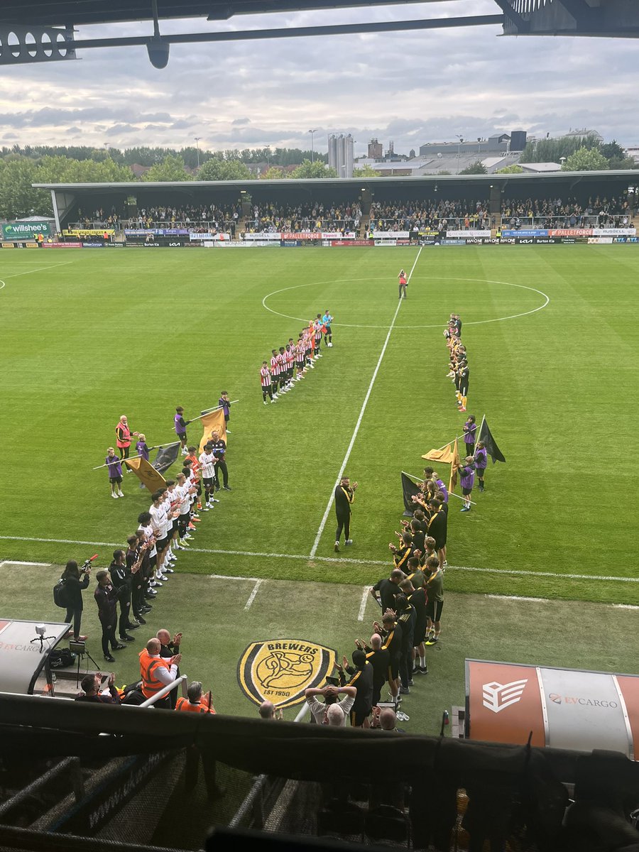 dannyhall04's tweet image. Under way at the Pirelli after a guard of honour for John Brayford #sufc