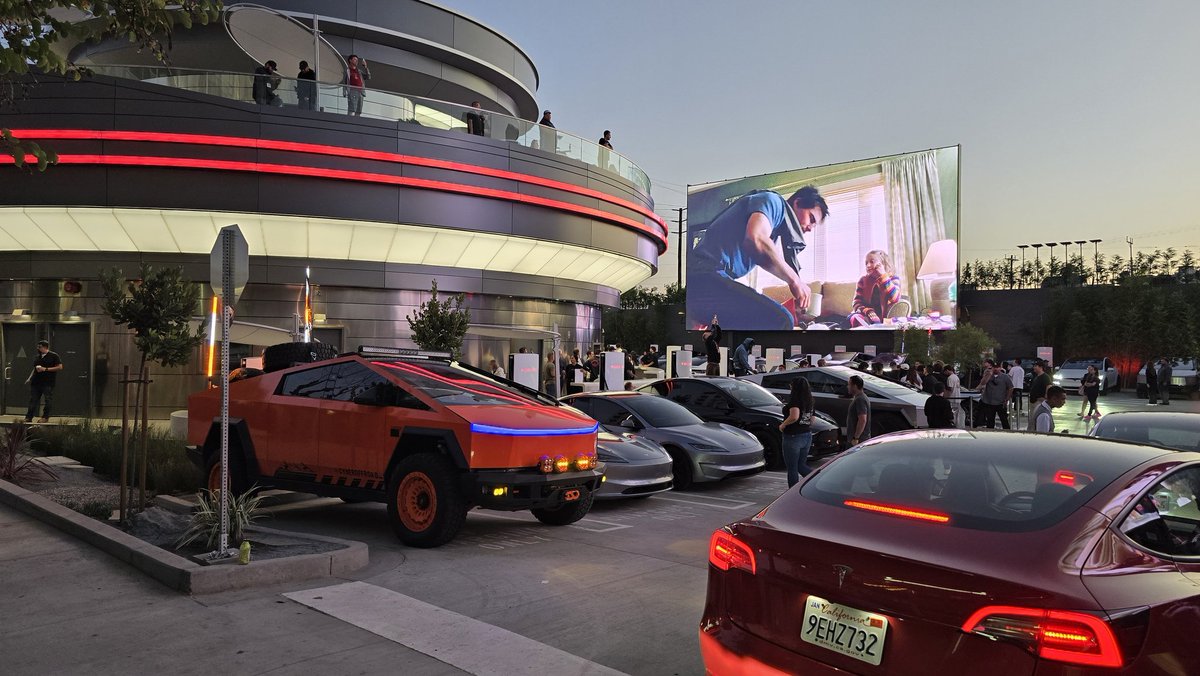 cyberoffroad's tweet image. Ran into a 90 year old veteran today at lunch , he was reading the paper about tesla long wait being over i told him he should go check it out retro 50s theme Diner he was exited ! This just made my day because I showed him my cybertruck was parked in that exact spot he could…