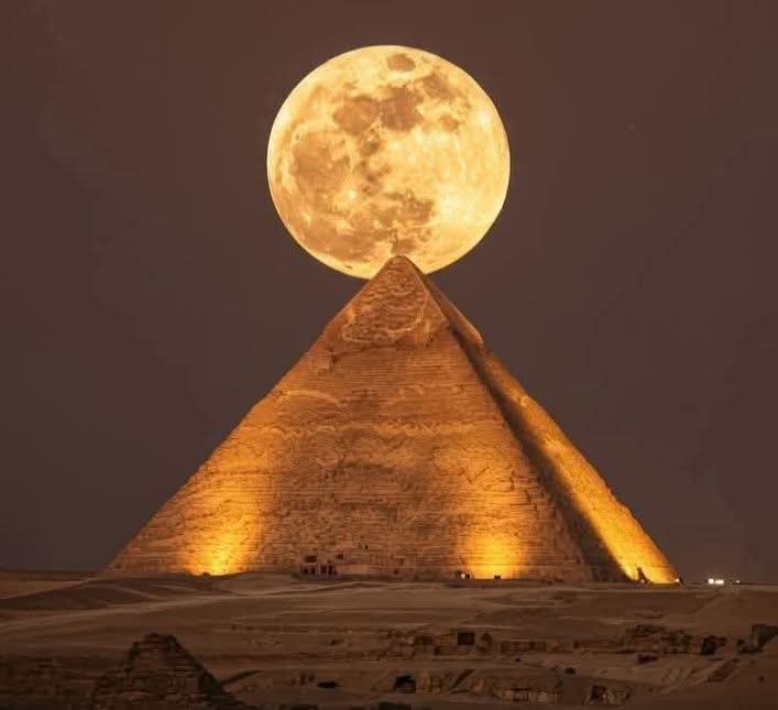 مصر  Egypt کے تاریخی اہرام آج بھی عجائبات عالم ہیں۔ اور اگر کوئی شخص، ادارہ یا سائنسدان یہ کہتا ہے کہ وہ اہرام کی تعمیر کے راز جانتا ہے، اسے پتا ہے یہ کیسے تعمیر ہوئے ،تو وہ سچ نہیں بول رہا۔ کیونکہ ہم نہیں جانتے ۔ہم یقینا بالکل نہیں جانتےکیونکہ یہ ان کی تعمیرات میں ایک جزو کے طور