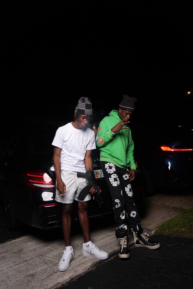 n0breesh's tweet image. I’m driving fast off the drank me & my niggas break da bank nigga i only cuff dwetts i could never cuff a clank #127 #FreeCertified