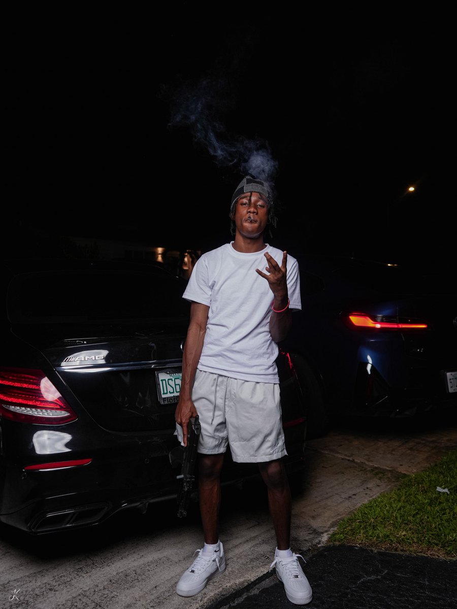 n0breesh's tweet image. I’m driving fast off the drank me & my niggas break da bank nigga i only cuff dwetts i could never cuff a clank #127 #FreeCertified