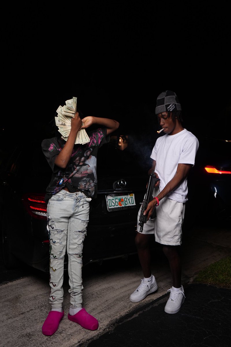 n0breesh's tweet image. I’m driving fast off the drank me & my niggas break da bank nigga i only cuff dwetts i could never cuff a clank #127 #FreeCertified