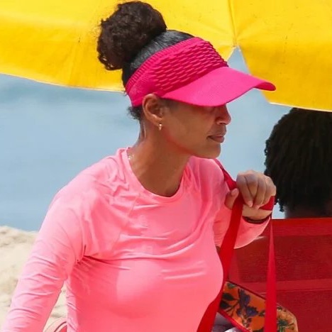 bchartsnet's tweet image. Inacreditável: depois de falir, Raquel volta a vender sanduíches na praia em #ValeTudo.
De isopor na mão, a personagem de Taís Araujo vai quase tropeçar em Heleninha e Celina, que estarão na praia assistindo àquela cena desconfortável, segundo a colunista Carla Bittencourt.