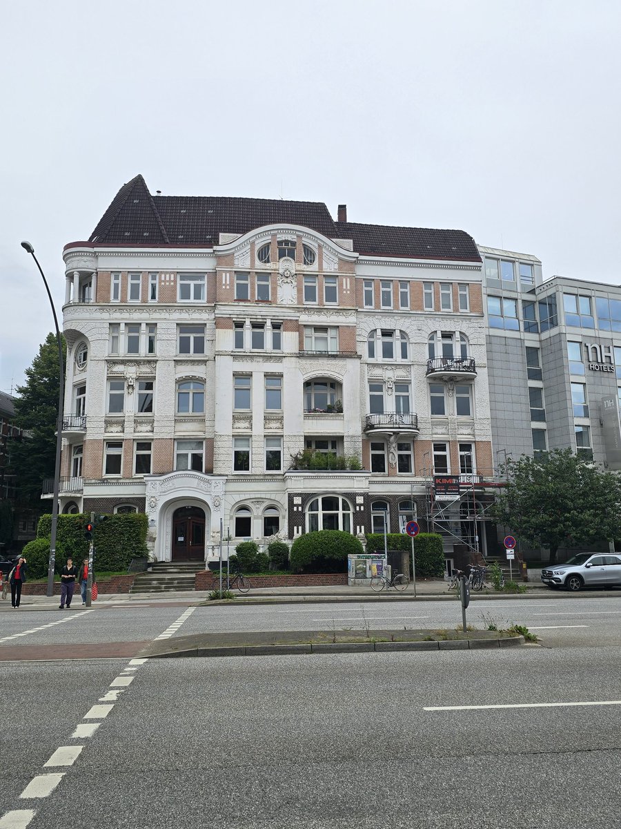 Pete_HeavyRain's tweet image. Another of the old townhouses left in Hamburg, opposite where I'm staying. The buildings to the right for around 100m were destroyed in 1943