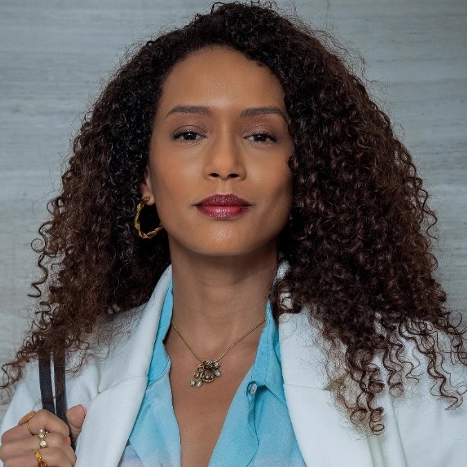 bchartsnet's tweet image. Inacreditável: depois de falir, Raquel volta a vender sanduíches na praia em #ValeTudo.
De isopor na mão, a personagem de Taís Araujo vai quase tropeçar em Heleninha e Celina, que estarão na praia assistindo àquela cena desconfortável, segundo a colunista Carla Bittencourt.