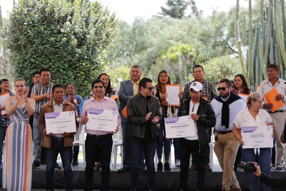 Presidencia Ecuador 🇪🇨 (@presidencia_ec) on Twitter photo En Quito, el presidente <a href="/DanielNoboaOk/">Daniel Noboa Azin</a>, a través de <a href="/Ambiente_Ec/">Min. de Ambiente, Agua y Transición Ecológica</a> en un acto de justicia, entregó resoluciones de extinción de deudas a Juntas de Agua de Riego y Drenaje. Además de Nombramientos, Personería jurídica, reforma de estatuto y tanques de reservorios de agua.
Un paso En Quito, el presidente <a href="/DanielNoboaOk/">Daniel Noboa Azin</a>, a través de <a href="/Ambiente_Ec/">Min. de Ambiente, Agua y Transición Ecológica</a> en un acto de justicia, entregó resoluciones de extinción de deudas a Juntas de Agua de Riego y Drenaje. Además de Nombramientos, Personería jurídica, reforma de estatuto y tanques de reservorios de agua.
Un paso