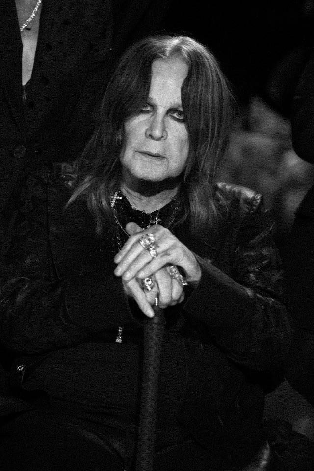 nathaliamp4's tweet image. ele já sabia, de alguma forma. e nos deixou uma saída triunfal do plano terrestre, à altura da lenda que sempre será.
ozzy eterno. vai com Deus 🖤