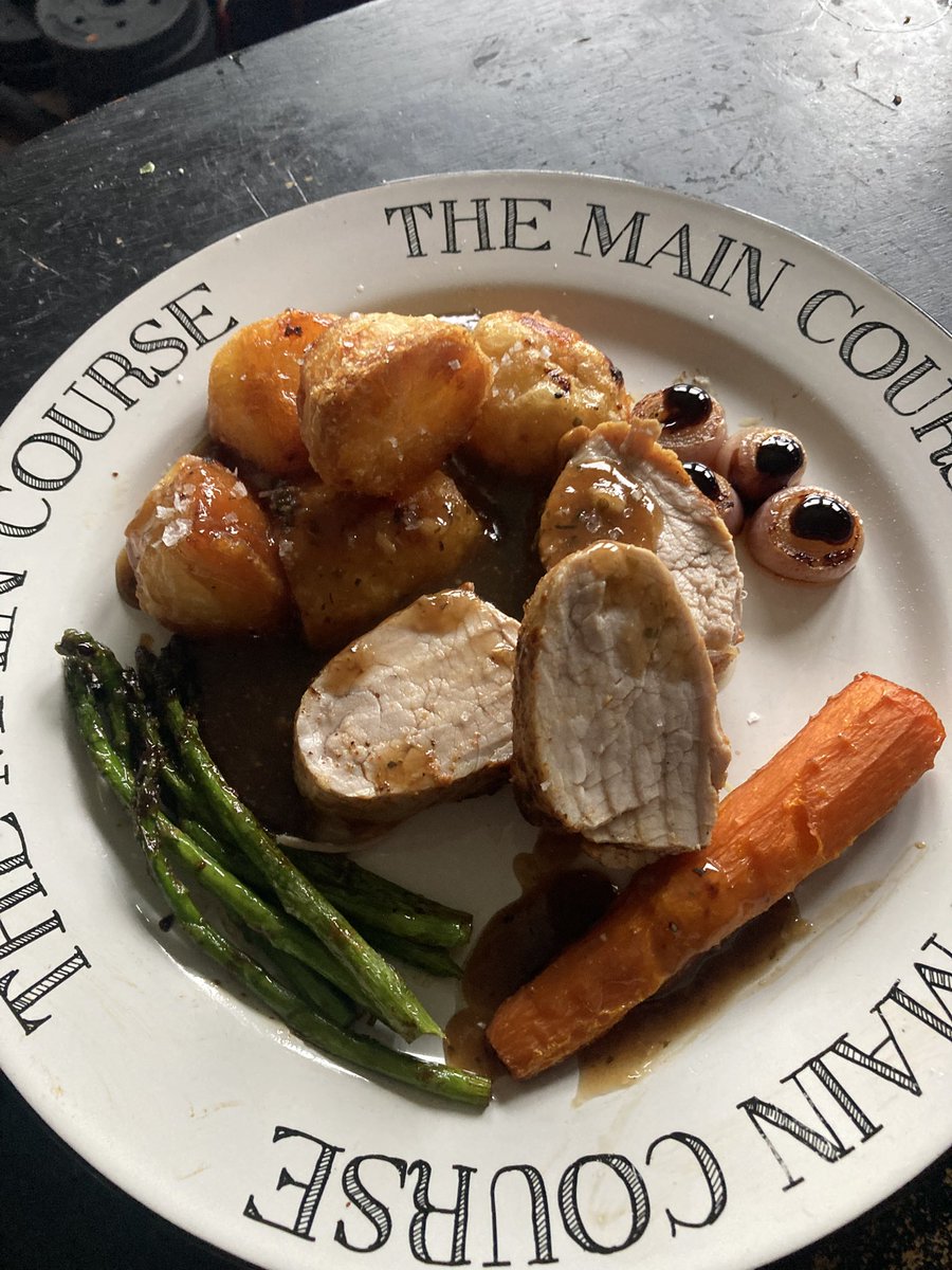 MikeyTheBuddie's tweet image. Yellow sticker pork fillet: £1.89.
Roasted in garlic and paprika.
With duck fat roast potatoes. Asparagus tips fried in butter. Pan fried shallots with a truffle balsamic glaze.
And a carrot slow cooked in beef stock, with the stock made into gravy.
I didn’t lose weight today 😂