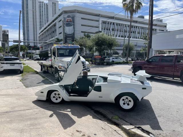 El Lamborghini Countach es tan ridículo… que lo amo.

Para echarte en reversa tenías que:

✅ Abrir la puerta tipo tijera
✅ Sentarte sobre el marco
✅ Sacar medio cuerpo y manejar literal como si fueras Spider-Man

¡No se veía nada!

Una maravilla de coche sin sensores, sin