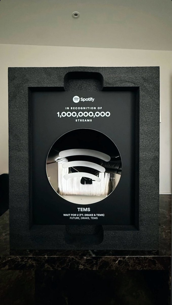 KwalityKontentt's tweet image. TEMS receives a plaque from Spotify for "WAIT FOR U" Hitting 1 billion streams.