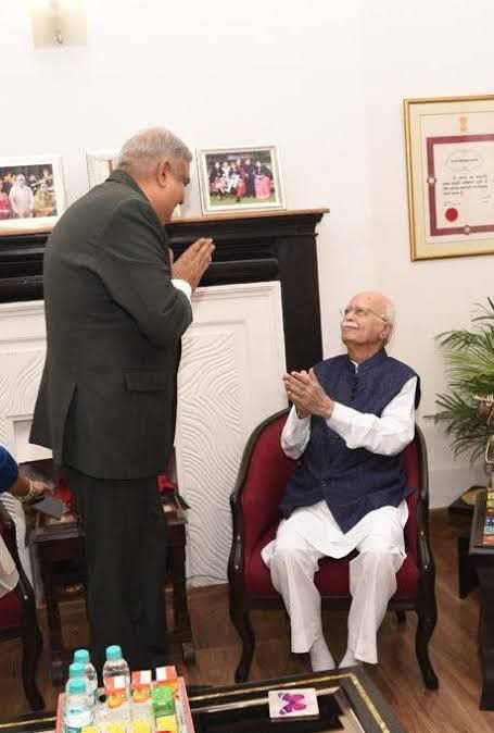 dpsingh1313's tweet image. आइये धनकड़ जी स्वागत है ...
अब दोनों राम नाम जपते हैं...
😆😆😆👇🏿👇🏿👇🏿