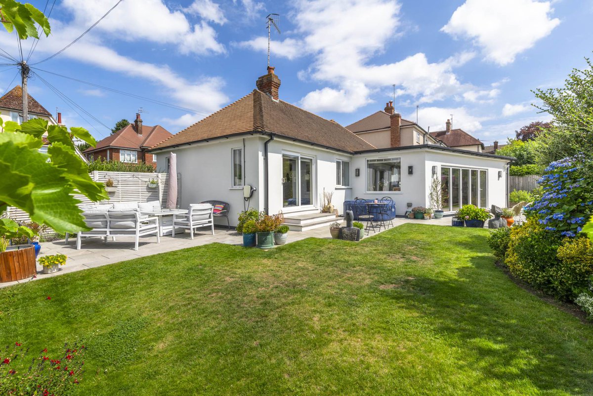 NEW LISTING IN TUNBRIDGE WELLS! GUIDE PRICE £875k: Exceptionally renovated 3-bedroom bungalow with garage and parking in sought after location

flyingfishproperties.co.uk/property-for-s…
.
.
.
#southborough #tunbridgewells #tonbridge #sevenoaks #penshurst #speldhurst