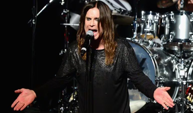 #AlAire 🎙️|  @tamaraconluzmvs
🕯️ Muere Ozzy Osbourne: Cheko Zaún, experto en música,  nos habla de los inicios del cantante con Black Sabbath en 1968 hasta esa última bow en Villa Park, su legado sigue vivo en cada riff. 🎸
Descansa en paz, príncipe de las tinieblas. 🤘