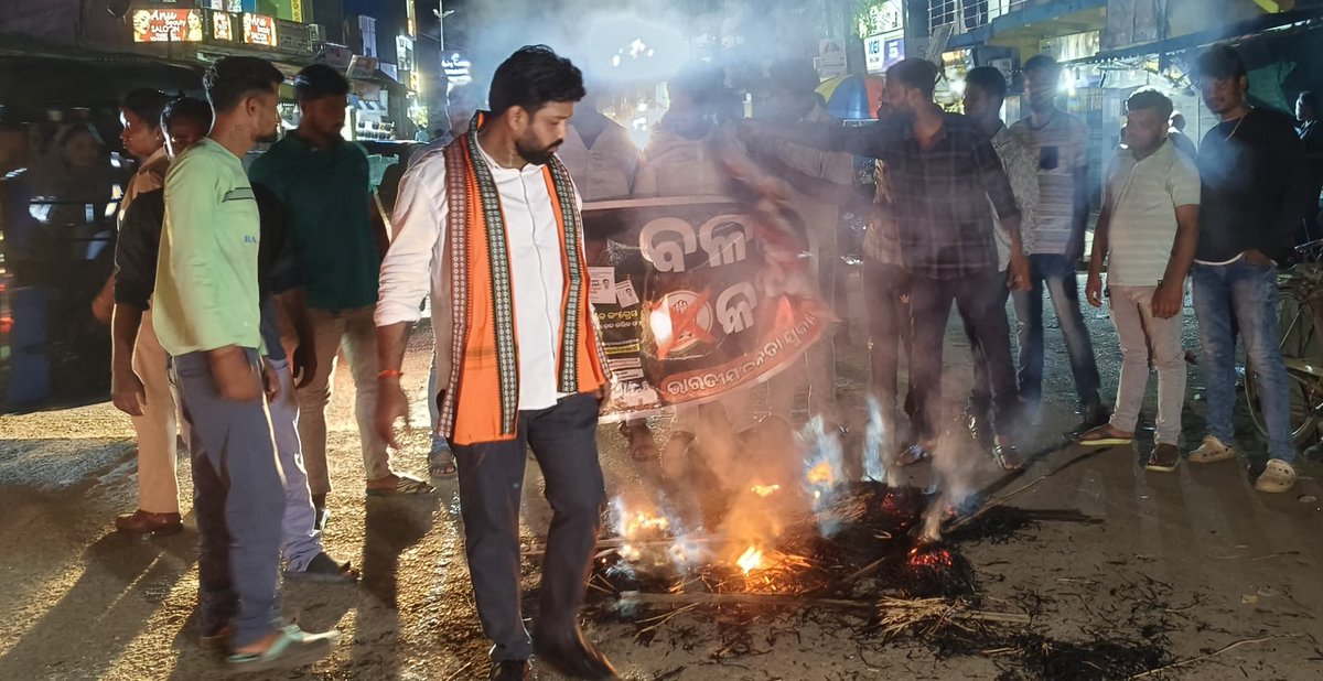 BJYMOdisha's tweet photo. ମହିଳାଙ୍କୁ ଦୁଷ୍କର୍ମ ଅଭିଯୋଗରେ ଗିରଫ ହୋଇଥିବା ଛାତ୍ର କଂଗ୍ରେସ ସଭାପତି ଉଦିତ ପ୍ରଧାନ ବିରୋଧରେ ପୁରୀ ଜିଲ୍ଲା ଯୁବମୋର୍ଚ୍ଚା ତରଫରୁ କାକଟପୁର ଠାରେ ବିକ୍ଷୋଭ ପ୍ରଦର୍ଶନ କରାଯିବା ସହ ରାହୁଲ ଗାନ୍ଧୀର କୁଶପୁତ୍ତଳିକା ଦାହ କରାଯାଇଛି ।
#BoycottNSUI
#NSUIexposed #RapistCongressParty #BJYMOdisha https://t.co/OK9EITdAxr